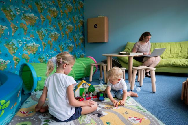 Mit dem Eltern-Kind-Zimmer bietet das ZMT Familien die Möglichkeit, Kinder mit zur Arbeit zu bringen, sollte es mit der Betreuung mal eng werden | Foto: Jan Meier, ZMT