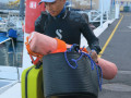 Andrew Torres belaedt das Tauchboot mit Sauerstoffkoffer und Oberflaechenboje web