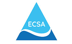 Logo der ECSA (Estuarine & Coastal Sciences Association) mit einem blauen Dreieck, dessen oberer Teil hellblau ist. Eine weiße, wellenförmige Linie verläuft quer durch das Dreieck. In der Mitte steht die Abkürzung „ECSA“ in weißer Schrift.