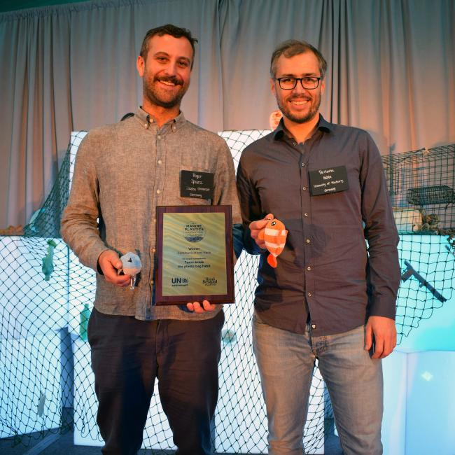 Roger Spranz und Teammitglied Paritosha Kobbe bei der Verleihung des Clean Seas Innovation Challenge Award in San Diego (© Making Oceans Plastic Free)