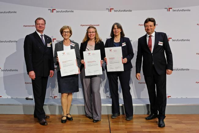Dr. Donata Monien (centre), Women's Representative of the Leibniz Centre for Tropical Marine Research, receives the audit berufundfamilie certificate from John-Philip Hammersen, Managing Director of the non-profit Hertie Foundation (left), and Oliver Schmitz, Managing Director of berufundfamilie Service GmbH (right) | Photo: berufundfamilie, Thomas Ruddies / Christoph Petras