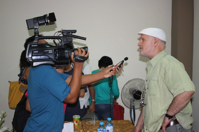 Matthias Wolff being interviewed by media in Peru at the final workshop of the SASCA project | Photo: Lotta Kluger, ZMT