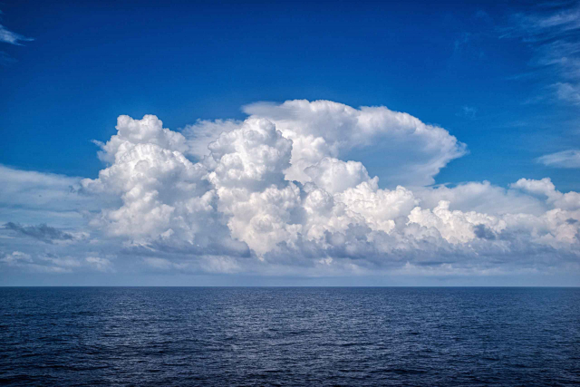 View of the sea and big cloud formations , auf große Wolken am Himmel