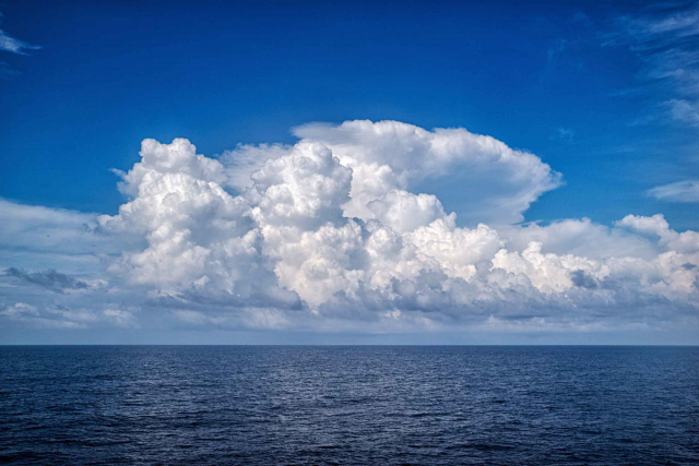 Weiter Blick über das Meer, auf große Wolken am Himmel