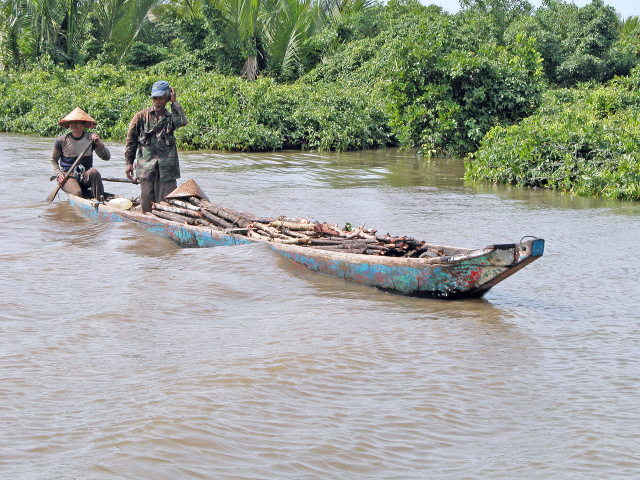 Boot mit einer Ladung Mangrovenholz in der Segara Anakan Lagune, Indonesien  |  Foto: Inga Nordhaus, ZMT