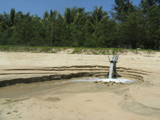 From the coastal aquaculture ponds in Hainan, China, the water is discharged unfiltered into the coastal waters, as here on the beach of Coconut Bay | Photo: Lucia Herbeck, ZMT