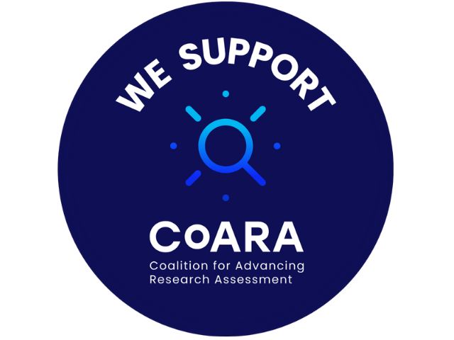 Rundes Logo mit dunkelblauem Hintergrund. Oben steht in fetter weißer Schrift „WE SUPPORT“. In der Mitte befindet sich ein stilisiertes Lupensymbol, umgeben von kleinen Linien und Punkten, die Fokus oder Analyse darstellen. Darunter steht in fetter weißer Schrift „CoARA“, mit kleinerem Text darunter: „Coalition for Advancing Research Assessment“.