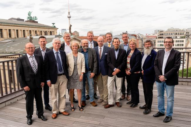 Bei der Gründung der Deutschen Allianz Meeresforschung (DAM) e.V. am 4. Juli in Berlin:  Rudolf Amann, Direktor des Max-Planck-Instituts für Marine Mikrobiologie (MPI-MM), Oliver Zielinski, Direktor des Instituts für Chemie und Biologie des Meeres (ICBM) an der Universität Oldenburg, Detlef Stammer, Direktor des Centrums für Erdsystemforschung und Nachhaltigkeit (CEN) an der Universität Hamburg, Kay-Christian Emeis, Institutsleiter des Helmholtz-Zentrums Geesthacht - Zentrum für Material- und Küstenforschung (HZG), Karin Lochte, DAM Vorstand, André Freiwald, Direktor von Senckenberg am Meer, Lutz Kipp, Präsident der Christian-Albrechts-Universität zu Kiel (CAU), Michael Bruno Klein, DAM Vorstandsvorsitzender, Udo Kragl, Prorektor der Universität Rostock, Michael Schulz, Stellvertretender DAM Vorstandsvorsitzender und Direktor des MARUM - Zentrum für Marine Umweltwissenschaften der Universität Bremen, Nicolas Dittert, Kaufmännischer Direktor des Leibniz-Zentrums für Marine Tropenforschung (ZMT), Karen Wiltshire, Stellvertretende Direktorin des Alfred-Wegener-Institut Helmholtz-Zentrum für Polar- und Meeresforschung (AWI), Ulrich Bathmann, Direktor des Leibniz-Instituts für Ostseeforschung Warnemünde (IOW), und Jochem Marotzke, Direktor des Max-Planck-Instituts für Meteorologie (MPI-M) (v.l.n.r.).  | Foto: Dirk Enters, DAM