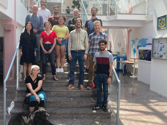 Professor Andrés Osorio (2nd row, 2nd from right), Executive Director of the Corporation Center of Excellence in Marine Sciences (CEMarin) in Colombia, with ZMT scientists and students and Lilly the dog. | Photo: A.Daschner, ZMT