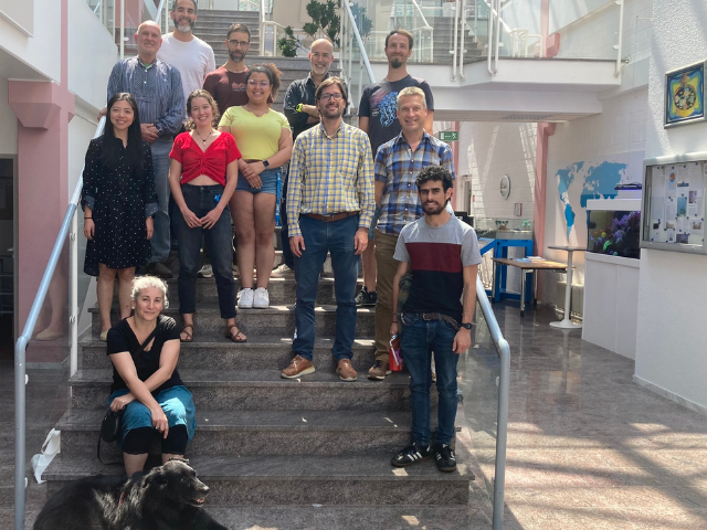 Professor Andrés Osorio, Direktor des Corporation Center of Excellence in Marine Sciences (CEMarin) in Kolumbien (2. Reihe, 2. v.r.), mit Forschenden und Studierenden des ZMT und Hund Lilly. | Foto: A.Daschner