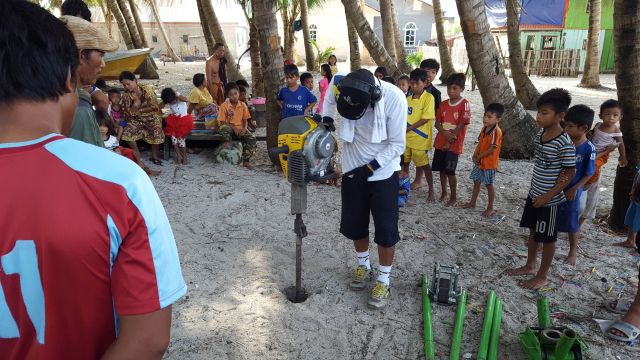 Taking a drill core on the coral island of Barrang Lompo. | Photo: Dominik Kneer