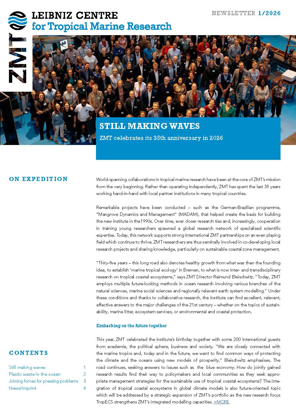 Titelseite des ZMT-Newsletters 1/2026 zum 35-jährigen Bestehen des Leibniz-Zentrums für Marine Tropenforschung. Das große Titelbild zeigt eine Gruppe von rund 100 Menschen, die für ein gemeinsames Foto in einer Veranstaltungshalle zusammengekommen sind.