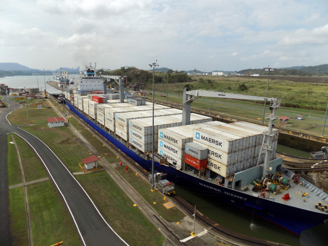 Container ship crossing the Panama Canal at Miraflores locks | Photo: Gustavo Castellanos-Galindo, ZMT
