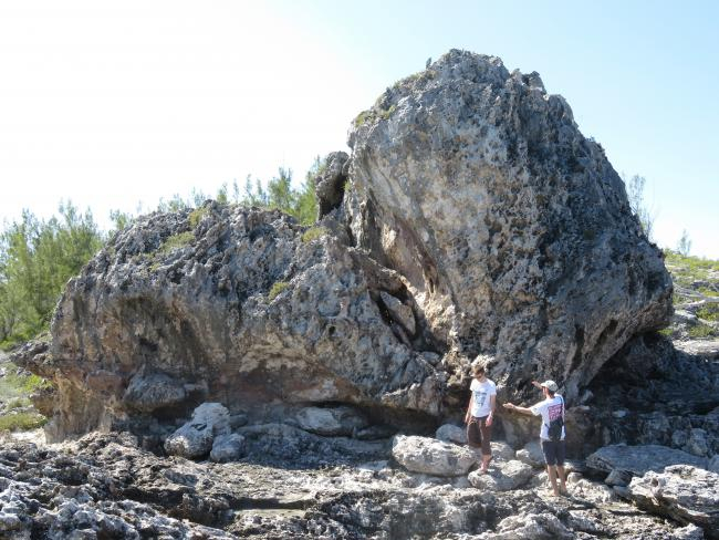 Dr. Alessio Rovere und Doktorand Thomas Lorscheid vor dem Felsbrocken mit Namen „Bull“. | Foto: Elisa Casella, ZMT