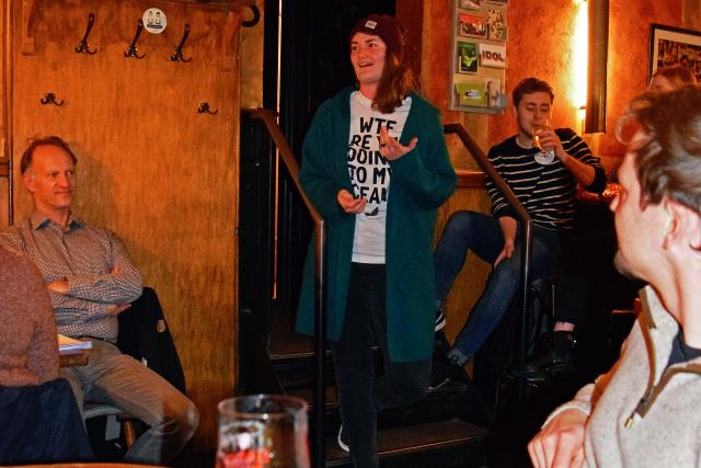 Science goes Pub(lic) with Lisa Röpke at the Gondi | Photo: ZMT