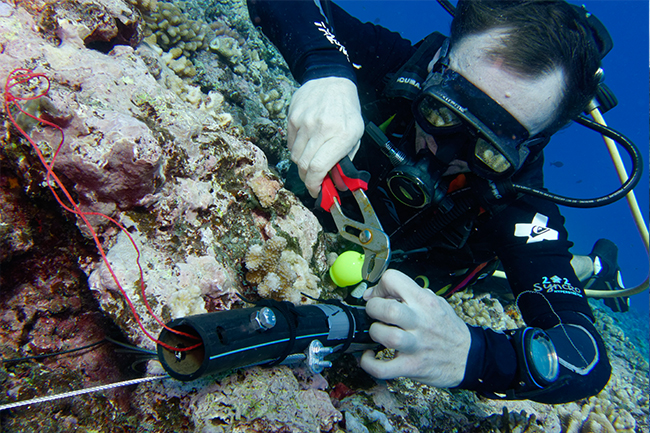 Emplacement of pressure transducers on the offshore reef of Teahupoo, Tahiti. | Photo: Gilles Siu, CRIOBE