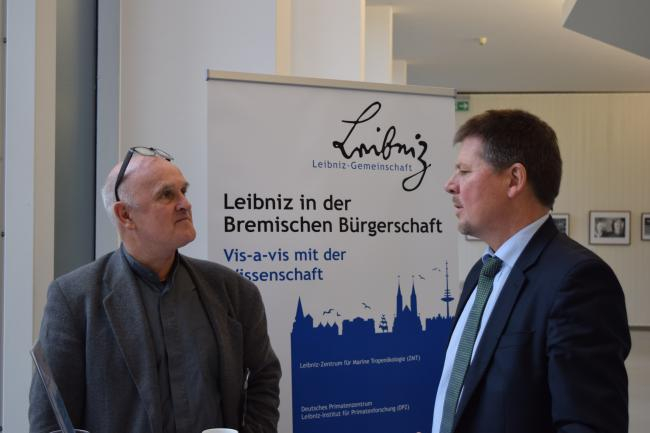 Prof. Dr. Matthias Wolff vom ZMT im Gespräch mit Senator Dr. Joachim Lohse, Bremer Senator für Umwelt, Bau und Verkehr | Foto: A. Daschner, ZMT