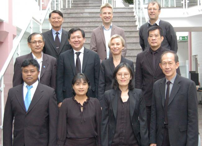 Back row from left: Bamroogsak Chatananthawej, Tim Jennerjahn, Hauke Reuter; middle row from left: Somkiat Khokiattiwong (Organiser), Jatuporn Buruspat (Department Head, Ministry for Natural Resources and Environment and head of delegation), Hildegard Westphal, Kongkiat Kittiwattanawong; front row from left: Suthep Jualaong, Tipamat Upanoi, Narumol Kornkanithan, Supawat Kanatireklap