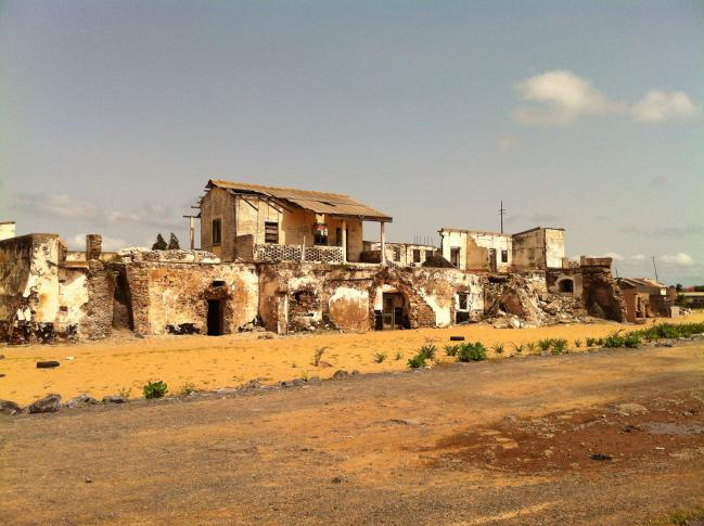 Von Erosion zerstörte Festung in Keta, Ghana