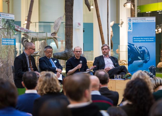 Diskussionrunde im Bremer Überseemuseum während der Konferenz der EU Cost Action ‘Ocean Governance for Sustainability’, organisert vom ZMT. Teilnehmer: Dr. Lutz Möller (stellvertretender Generalsekretär der deutschen Kommission der UNESCO), Dr. Chua Thia-Eng (ehemaliger Vorsitzender der NGO PEMSEA), Christoph Spehr (Fair Oceans, Bremen), Kristofer Du Rietz (Vertreter der Generaldirektion für maritime Angelegenheiten und Fischerei der EU Kommission)