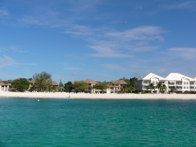 This project will investigate the natural beach nourishment regime of Seven Mile Beach on the Cayman Islands | Photo: Gary Murphy, ZMT