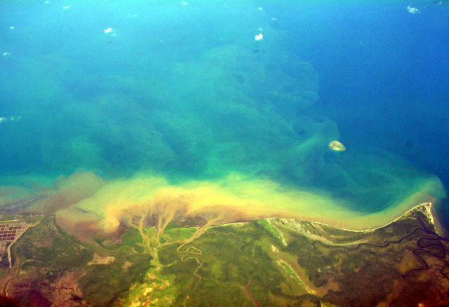 Sediment flow into the sea in Indonesia | Photo: ZMT