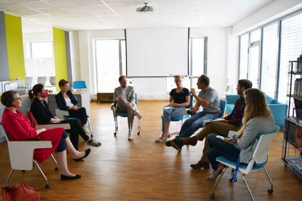 15 Besuch Senatorin Schilling am Leibniz Zentrum fuer Marine Tropenforschung ZMT 28072022 web 15 Besuch Senatorin Schilling am Leibniz Zentrum fuer Marine Tropenforschung ZMT 28072022 web