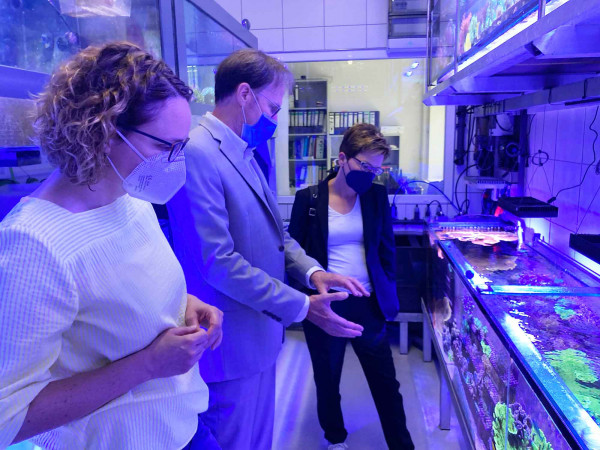 5 Besuch Senatorin Schilling am Leibniz Zentrum fuer Marine Tropenforschung ZMT 28072022 web 5 Besuch Senatorin Schilling am Leibniz Zentrum fuer Marine Tropenforschung ZMT 28072022 web