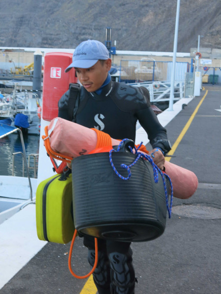 Andrew Torres belaedt das Tauchboot mit Sauerstoffkoffer und Oberflaechenboje web
