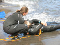 Floriane hilft bei einer Uebung einem verletzten Taucher aus dem Wasser web