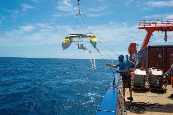 Der Katamaran wird über steuerbord vor der Atlantikküste Südafrikas von der FS Meteor zu Wasser gelassen.