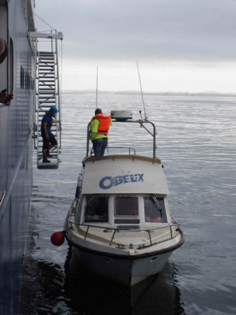 Begegnung mit Obelix -  Austausch einiger Crewmitglieder am 2.3.2019 vor Namibia