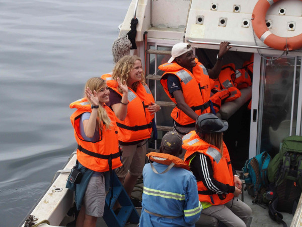 Begegnung mit Obelix -  Austausch einiger Crewmitglieder am 2.3.2019 vor Namibia