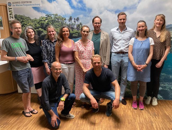 gruppenfoto von Männern und Frauen unterschiedlichen Alters