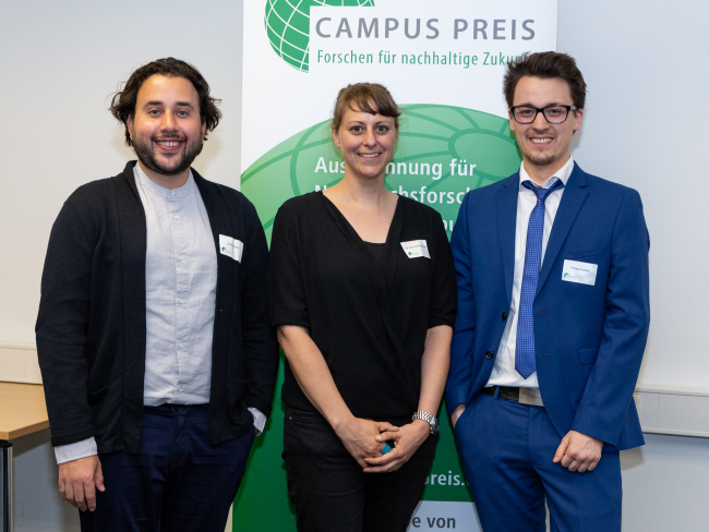 Ausgezeichnet (von links): Daniel Ortiz, Dr. Anna Schwachula und Philipp Kenkel haben den „CAMPUS PREIS: Forschen für nachhaltige Zukunft“ erhalten |  Foto: Jan Meier, ZMT