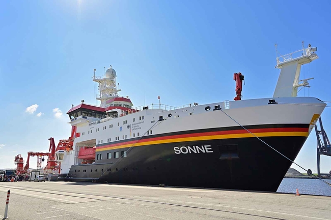 Großes Schiff im Hafen liegend bei sonnigem Wetter