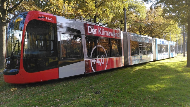 Strassenbahn mit Schriftzug an der Seite