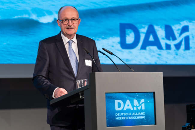 "The oceans, as we know them, are massively threatened," as Michael Meister observed very frankly. As parliamentary state secretary at the Federal Ministry of Education and Research, he was explaining the Federal Government's commitment to marine research and the DAM. The goal: "Not only do we want to make excellent research possible; we also want this knowledge to be applied.” | Photo: DAM/Dirk Enters