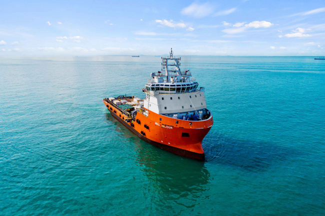 Image of a research vessel in the ocean