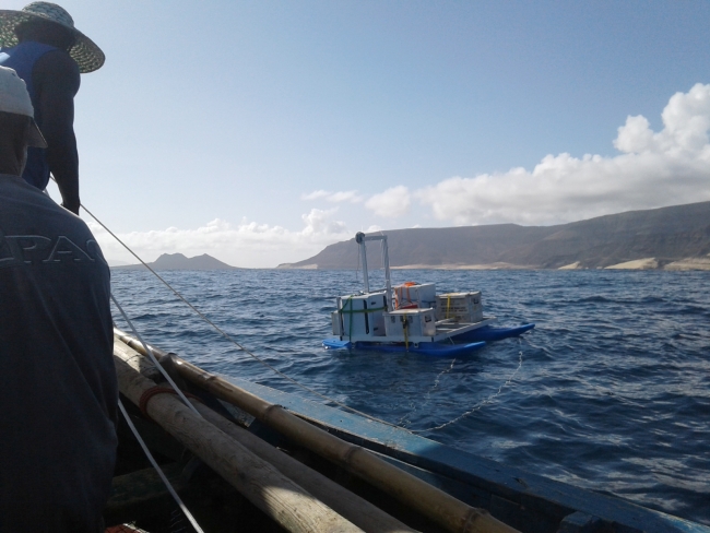 Während der Messkampagne wird der Oberflächenfilm auf dem Atlantik vor den Kapverdischen Inseln mit dem Katamaran "MarParCat" gesammelt, den das Leibniz-Zentrum für Marine Tropenforschung (ZMT) gebaut hat. | Foto: Manuela van Pinxteren, TROPOS