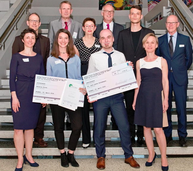 Die CAMPUS-PREIS-Jury und der Rektor der Universität Bremen mit PreistrVorne (v.l): Professorin Anna-Katharina Hornidge, Natalie Prinz, Dr. Jann Lasse Grönemeyer, Professorin Hildegard Westphal, Hintere Reihe (v.l.): Professor Andreas Breiter, Reiner Stoll, Dr. Rita Kellner-Stoll, Professor Bernd Scholz-Reiter, Fritz Habekuß, Michael Wolff | Foto: Felix Clebowski (Universität Bremen, ZMT)