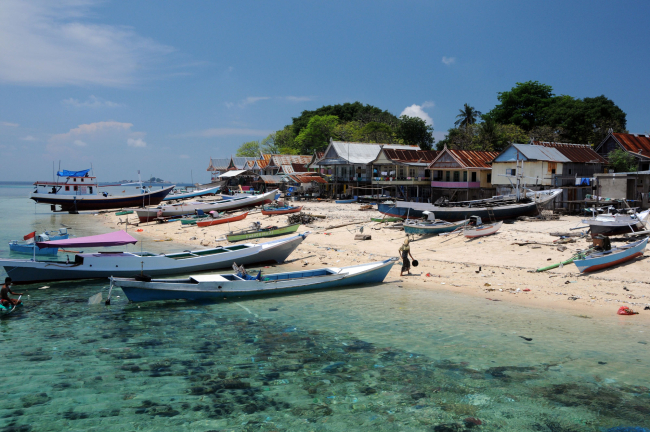 Millions of people in the tropics are active in coral reef fisheries, especially in Indonesia. Here, fishing boats on an island in the Spermonde Archipelago, South Sulawesi | Photo: Sebastian Ferse, ZMT