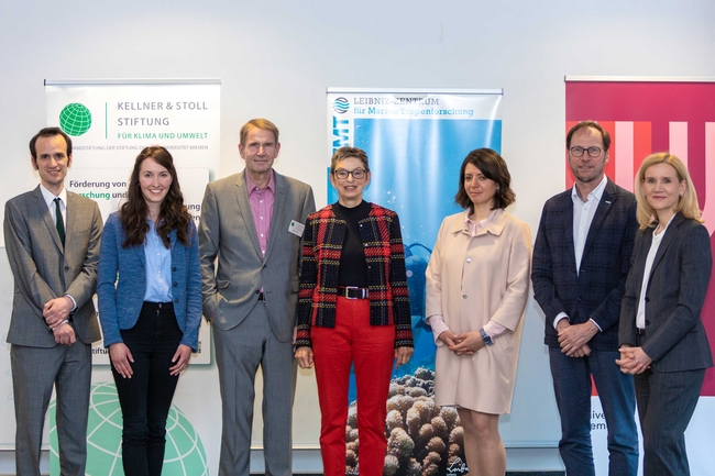 Die Jury zeichnete in diesem Jahr die angehende Lehrerin Iris Dücker und den Rechtswissenschaftler Dr. Andreas Gutmann von der Universität Bremen mit dem „CAMPUS PREIS: Forschen für nachhaltige Zukunft“ aus (von links): Dr. Andreas Gutmann, Iris Dücker, Reiner Stoll, Dr. Rita Kellner-Stoll (KELLNER & STOLL-STIFTUNG FÜR KLIMA UND UMWELT) sowie die Jurymitglieder Nike Fuchs (Alfred-Wegener-Institut, Helmholtz-Zentrum für Polar- und Meeresforschung - AWI), Prof. Dr. Raimund Bleischwitz (Leibniz-Zentrum für Marine Tropenforschung - ZMT) und Konrektorin Prof. Dr. Jutta Günther (Universität Bremen). | Foto: Matej Meza, Universität Bremen / ZMT