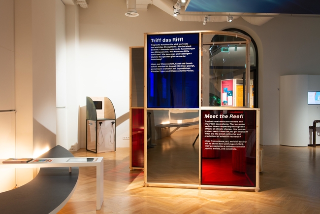 Für das Ausstellungsprojekt „Triff das Riff“ hat Markus  Zimmermann ein Display-Modul geschaffen, das flexibel bespielt werden kann. Es ergänzt die Dauerausstellung „Korallenriff“ mit aktuellen Inhalten aus drei unterschiedlichen Perspektiven. | Foto: Senckenberg/Tränkner
