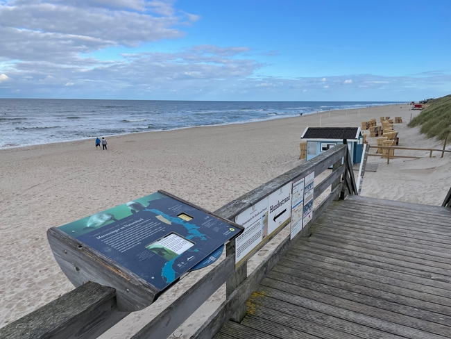 Infotafel am Strand vor der Nordsee auf Sylt