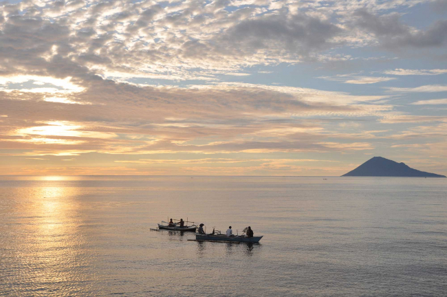 Auf dem Foto aus Nord-Sulawesi in Indonesien sind zwei Fischerboot mit fünf Fischern an Bord zu sehen, das Meer ist ruhig.