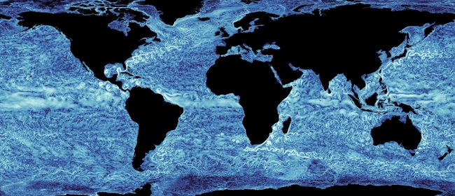 Eine Weltkarte zeigt Meeresoberflächenströmungen in verschiedenen Blautönen vor einem schwarzen Hintergrund, der die Landmassen darstellt. Die wirbelnden Muster über den Ozeanen heben dynamische Wasserbewegungen hervor, insbesondere entlang des Äquators und in den großen ozeanischen Wirbelsystemen. Die Darstellung zeigt detaillierte Strömungen und Wirbel im Atlantik, Pazifik und Indischen Ozean und veranschaulicht die Komplexität der globalen Meereszirkulation.