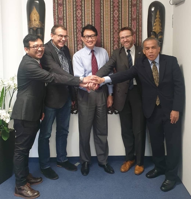 Dr. Yustian Rovi Alfiansah, Dr. Andreas Kunzmann und Prof. Dr. Martin Zimmer mit S.E. Arif Havas Oegroseno (Mitte) und Herrn Yul Edison, stellvertretender Missionsleiter (rechts), in der indonesischen Botschaft in Berlin | Foto: Indonesische Botschaft Dr. Yustian Rovi Alfiansah, Dr. Andreas Kunzmann und Prof. Dr. Martin Zimmer mit S.E. Arif Havas Oegroseno (Mitte) und Herrn Yul Edison, stellvertretender Missionsleiter (rechts), in der indonesischen Botschaft in Berlin | Foto: Indonesische Botschaft