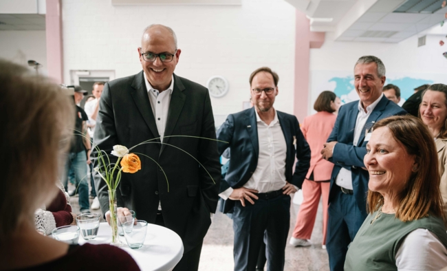 Der Bremer Bürgermeister Dr. Andreas Bovenschulte im Austausch mit Mitarbeitenden des Leibniz-Zentrums für Marine Tropenforschung (ZMT) | Foto: Jan Meier, ZMT
