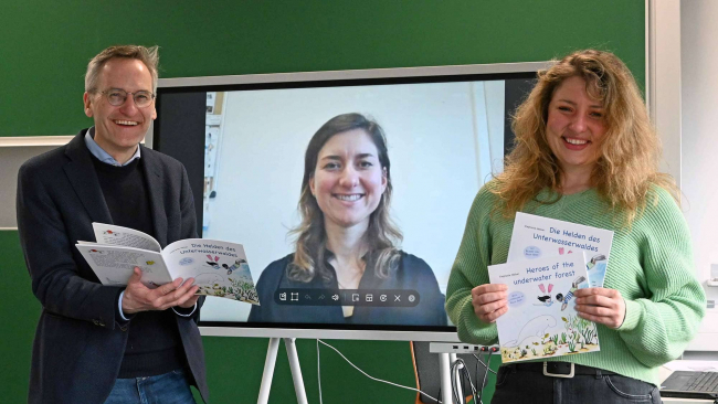 Florian Isensee from Oldenburg-based Isensee Verlag, Dr. Paula Senff, joined digitally from France, and Dr. Stephanie Helber present the children's book "Die Helden des Unterwasserwaldes" and the English edition "Heroes of the underwater forest" | Photo: ICBM, University of Oldenburg